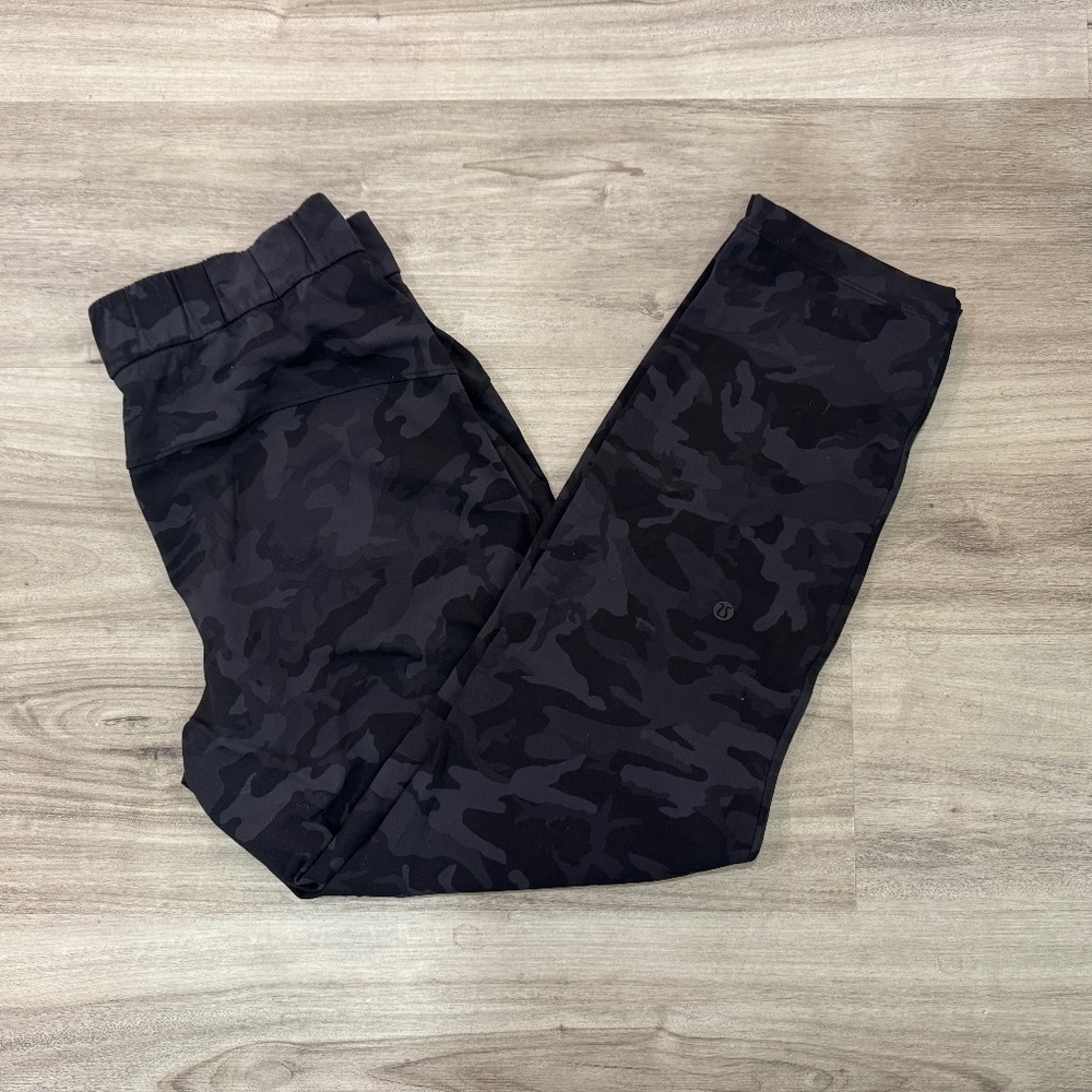 Lululemon - On The Fly 7/8 Pant, 27", Size 6, Incognito Camo Multi Grey - Picture 5 of 7